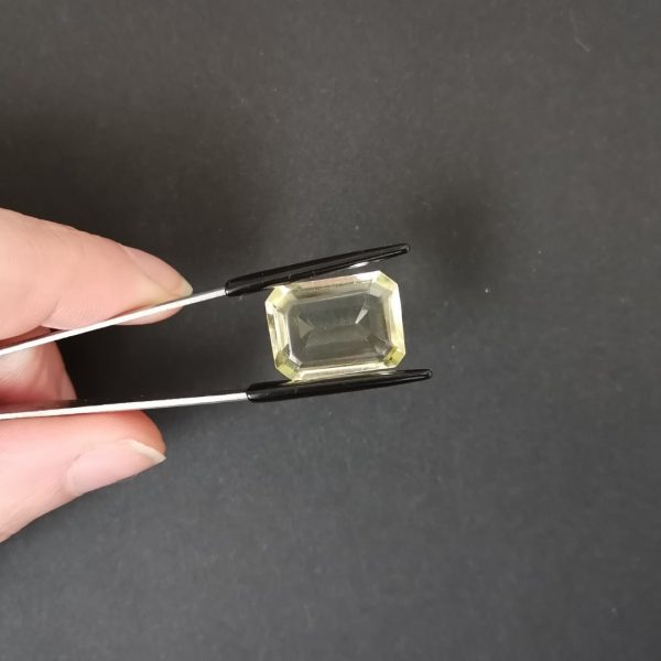 A photo of the crown area of the yellow citrine against a black background