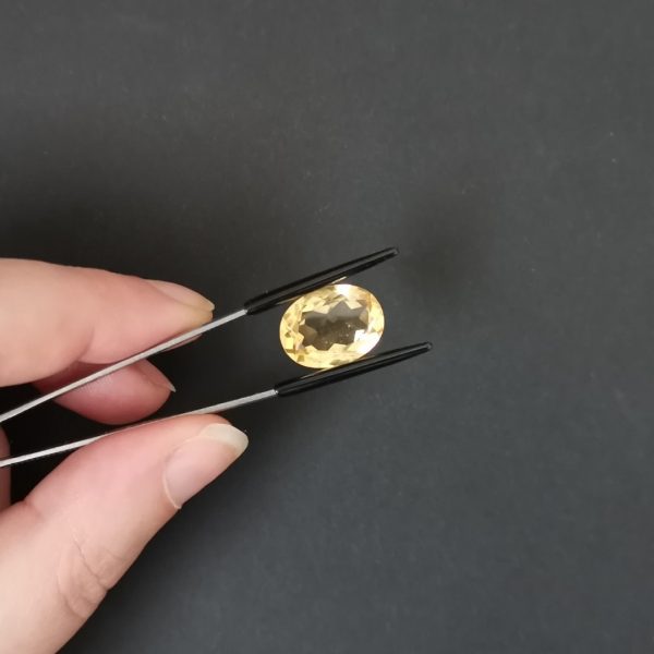 A photo of the crown area of the yellow citrine against a black background