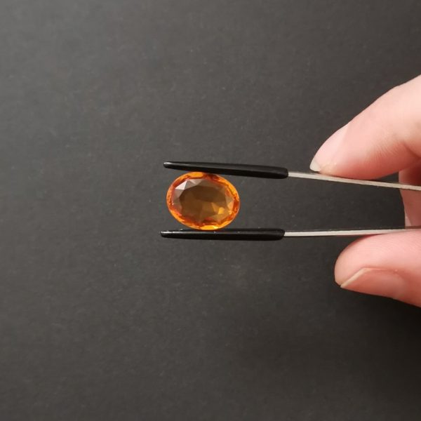 A photo of the crown area of the mandarin citrine against a black background