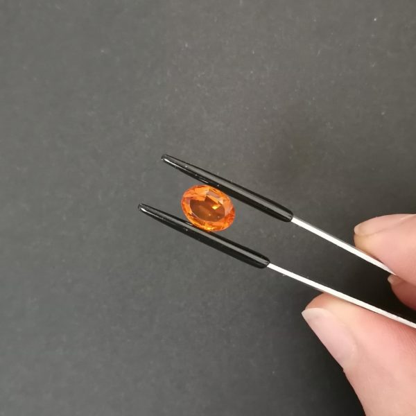 A photo of the crown area of the mandarin citrine against a black background
