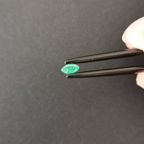 A photo of the crown area of the emerald against a black background