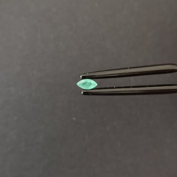 A photo of the crown area of the green emerald against a black background