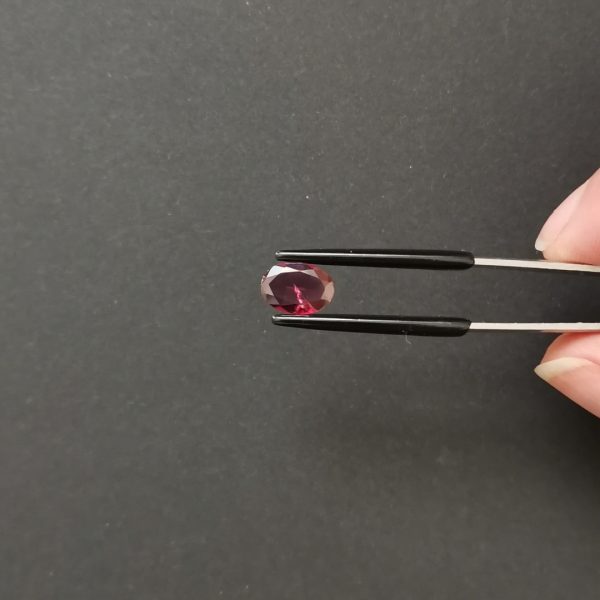A photo of the crown area of the pink garnet against a black background