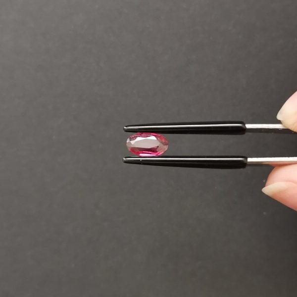 A photo of the crown area of the pink garnet against a black background