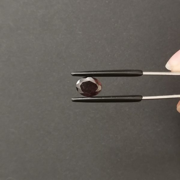 A photo of the crown area of the red garnet against a black background