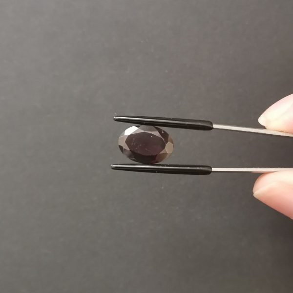A photo of the crown area of the red garnet against a black background