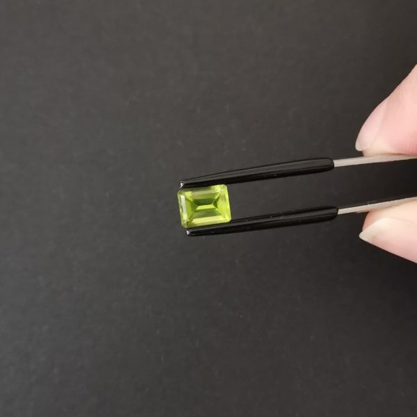 A photo of the crown area of the green peridot against a black background