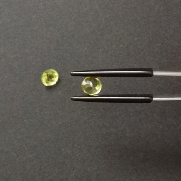 a photo of the pavilion of the green peridot rounds against a black background