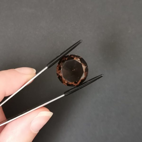 A photo of the crown area of the brown smoky quartz against a black background