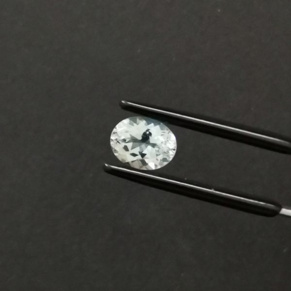 A photo of the crown area of the pale blue aquamarine against a black background