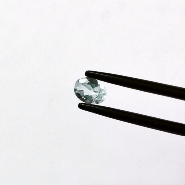 A photo of the crown area of the pale blue aquamarine against a white background