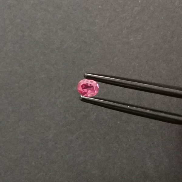 A photo of the crown area of the pink garnet against a black background