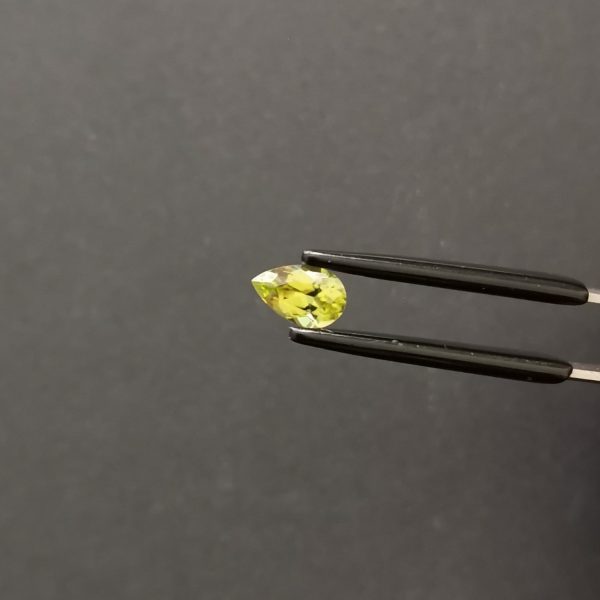 A photo of the crown area of the green peridot against a black background
