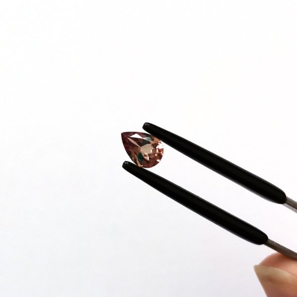 A photo of the crown area of the colour change garnet against a white background