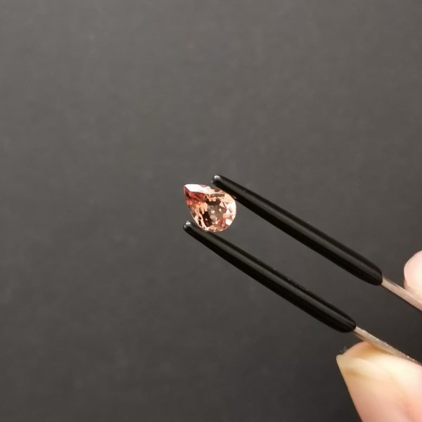 A photo of the crown area of the colour change garnet against a black background