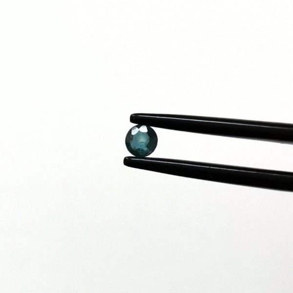 A photo of the crown area of the parti sapphire against a white background