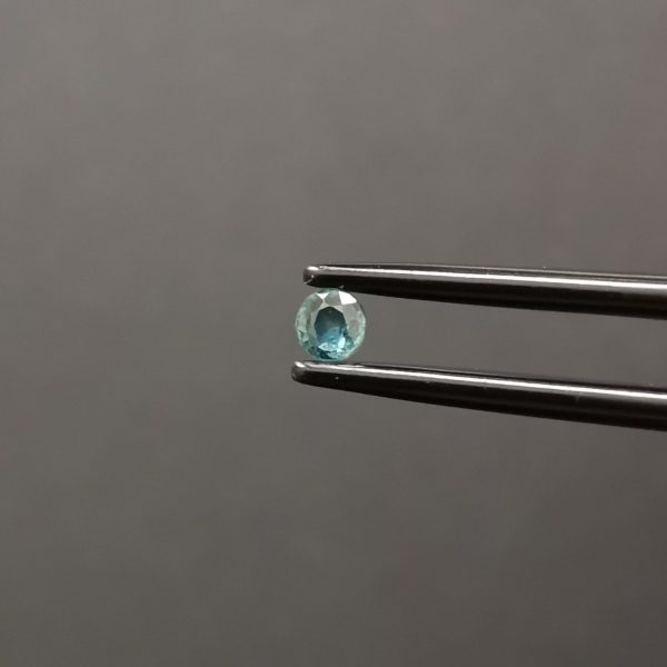 A photo of the crown area of the yellow and blue sapphire against a black background