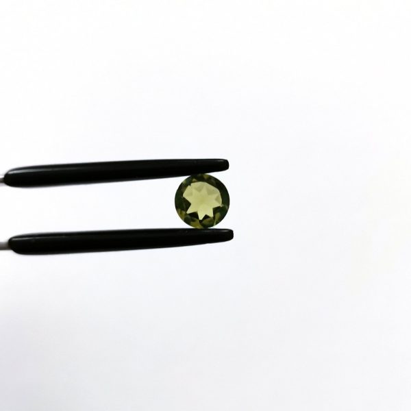 A photo of the crown area of the green peridot against a white background