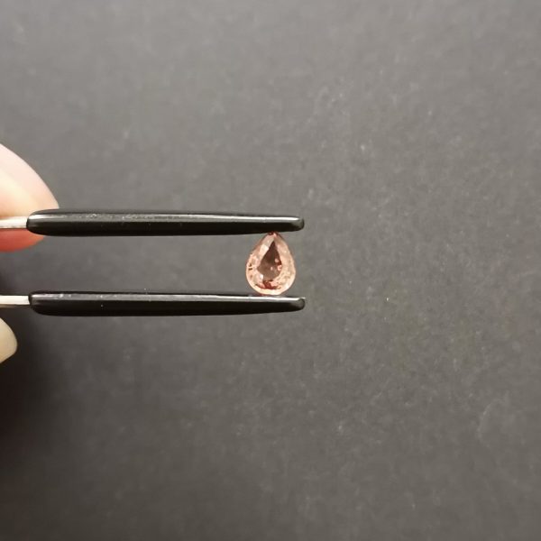 A photo of the crown area of the brown sapphire against a black background