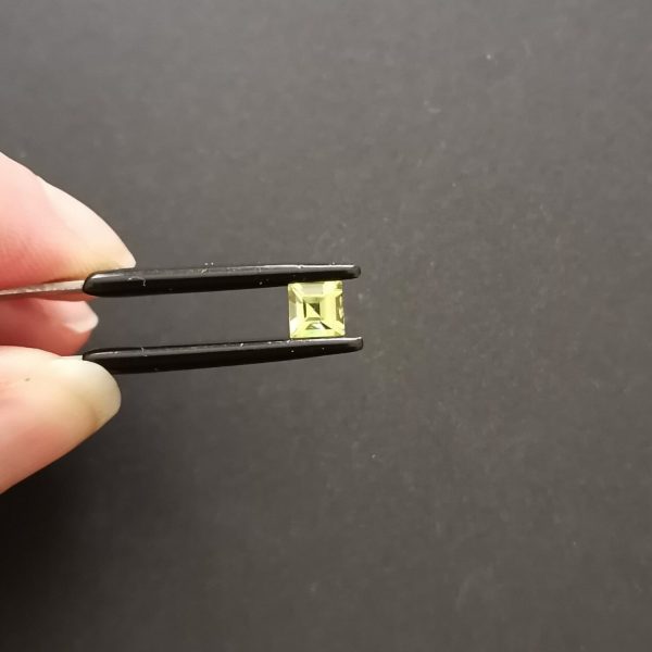 A photo of the crown area of the green peridot against a black background