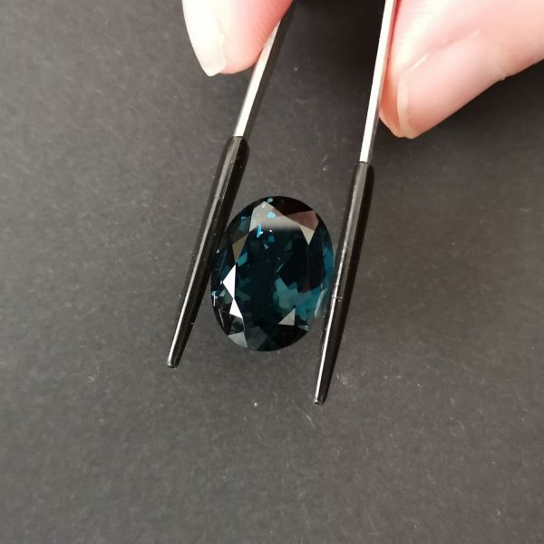 A photo of the crown area of the dark blue topaz against a black background