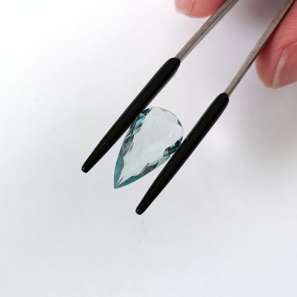 A photo of the crown area of the pale blue aquamarine against a white background