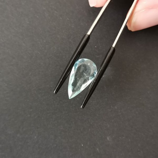 A photo of the crown area of the pale blue aquamarine against a black background