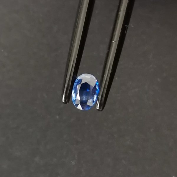 A photo of the crown area of the blue sapphire against a black background