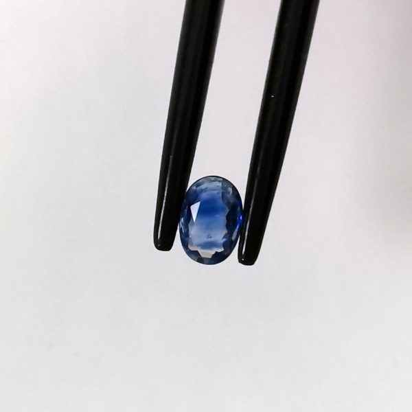 A photo of the crown area of the blue sapphire against a white background