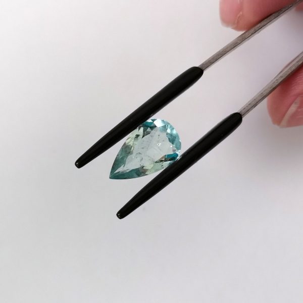 A photo of the crown area of the pale blue aquamarine against a white background