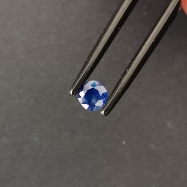 A photo of the crown area of the blue sapphire against a black background