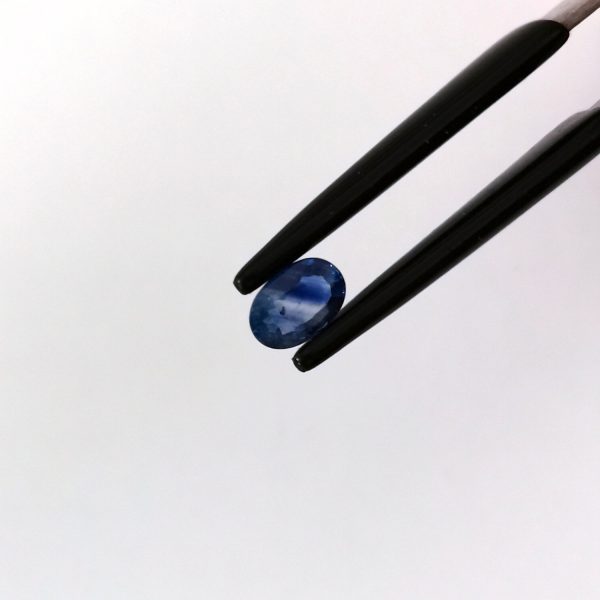 A photo of the crown area of the blue sapphire against a white background