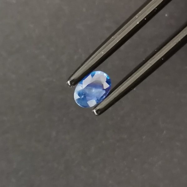 A photo of the crown area of the blue sapphire against a black background