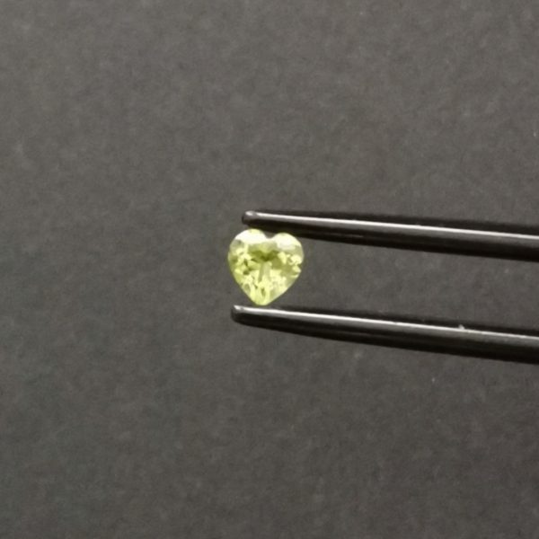 A photo of the crown area of the green peridot against a black background