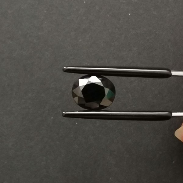 A photo of the crown area of the black sapphire against a black background