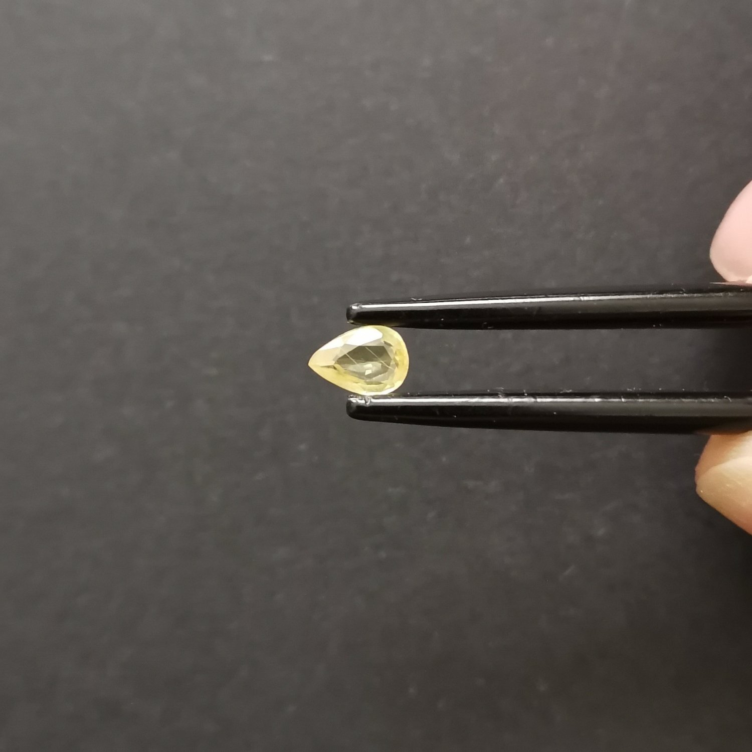 A photo of the crown area of the yellow sapphire against a black background