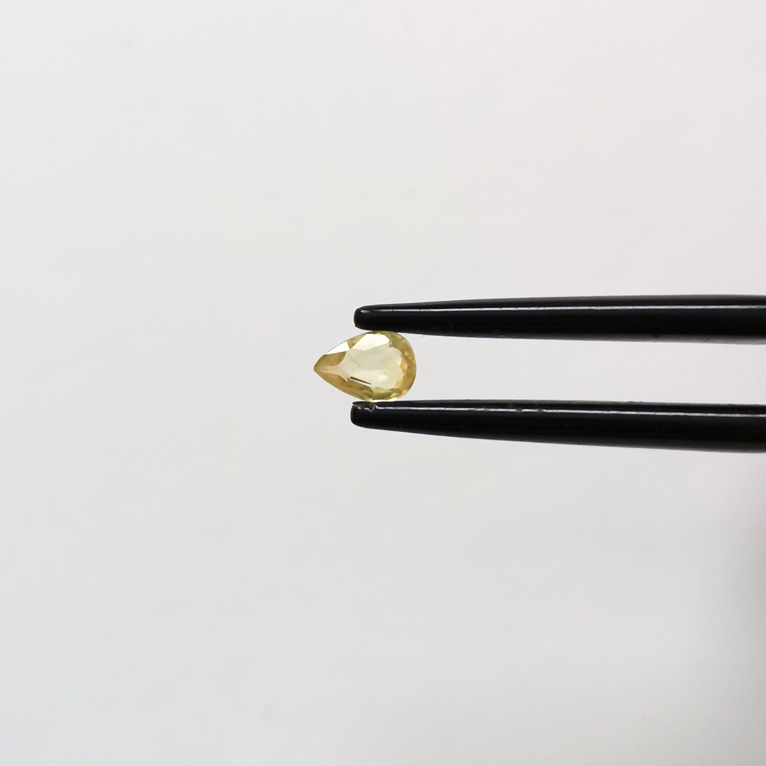 A photo of the crown area of the yellow sapphire against a white background