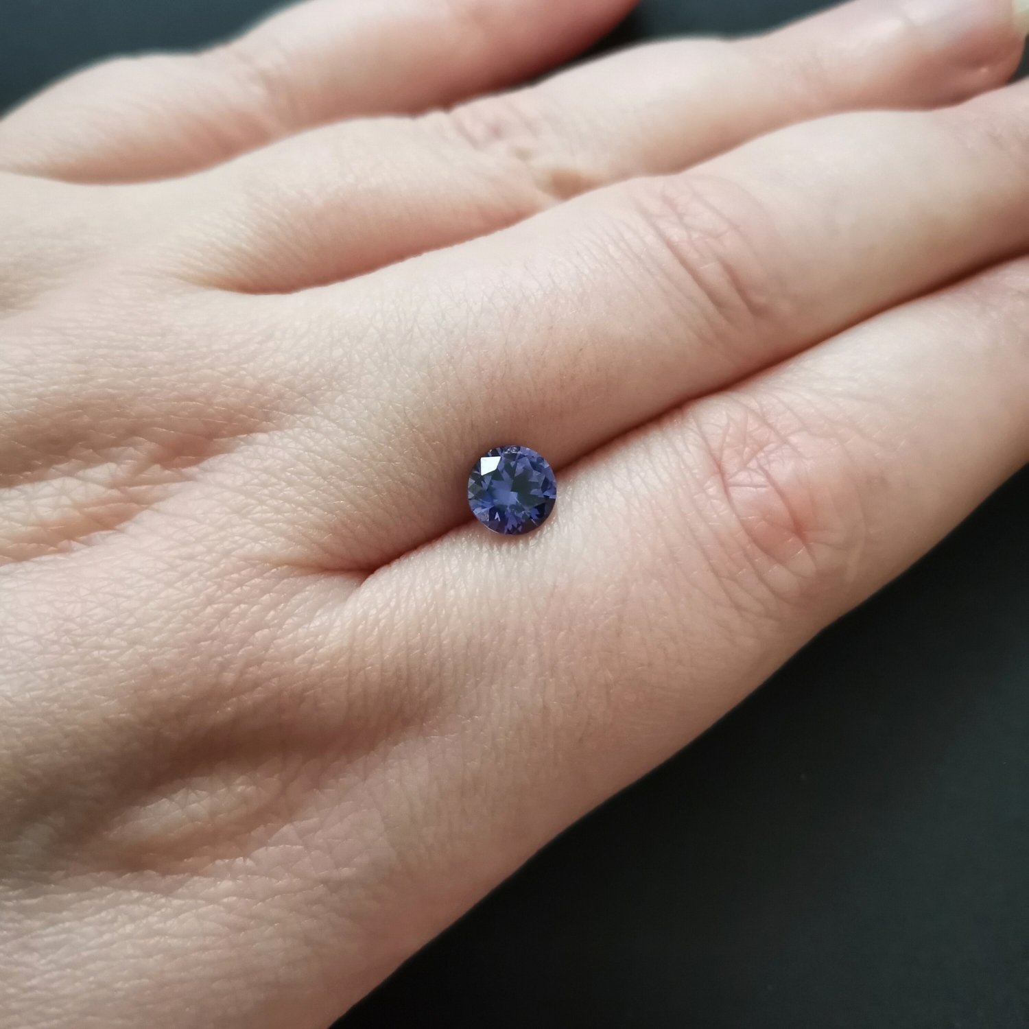 Lab Grown Violet-Blue sapphire Round - 6.1mm - Image 4