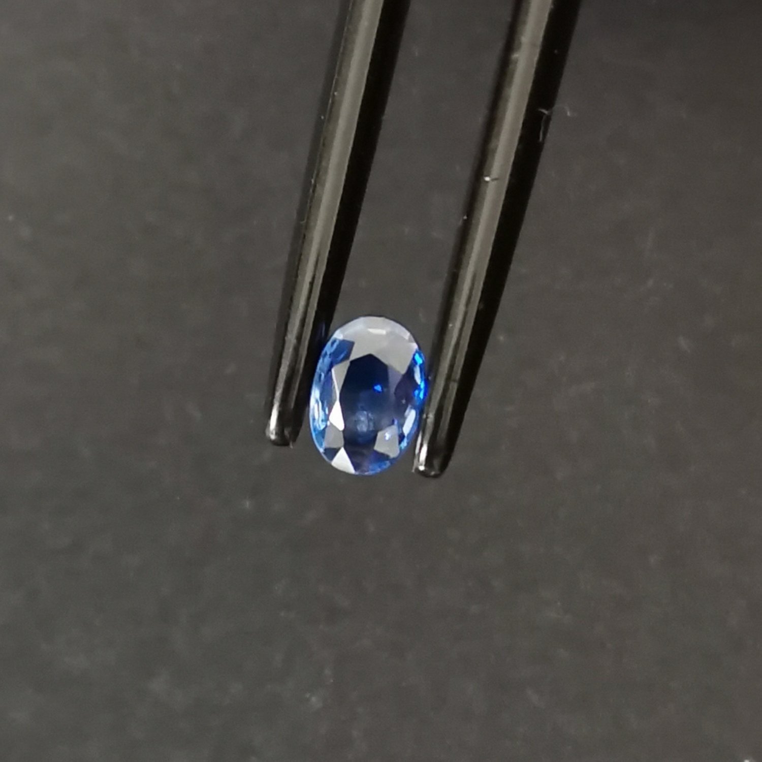 Blue sapphire oval - 5.8mm by 4.1mm - Image 2