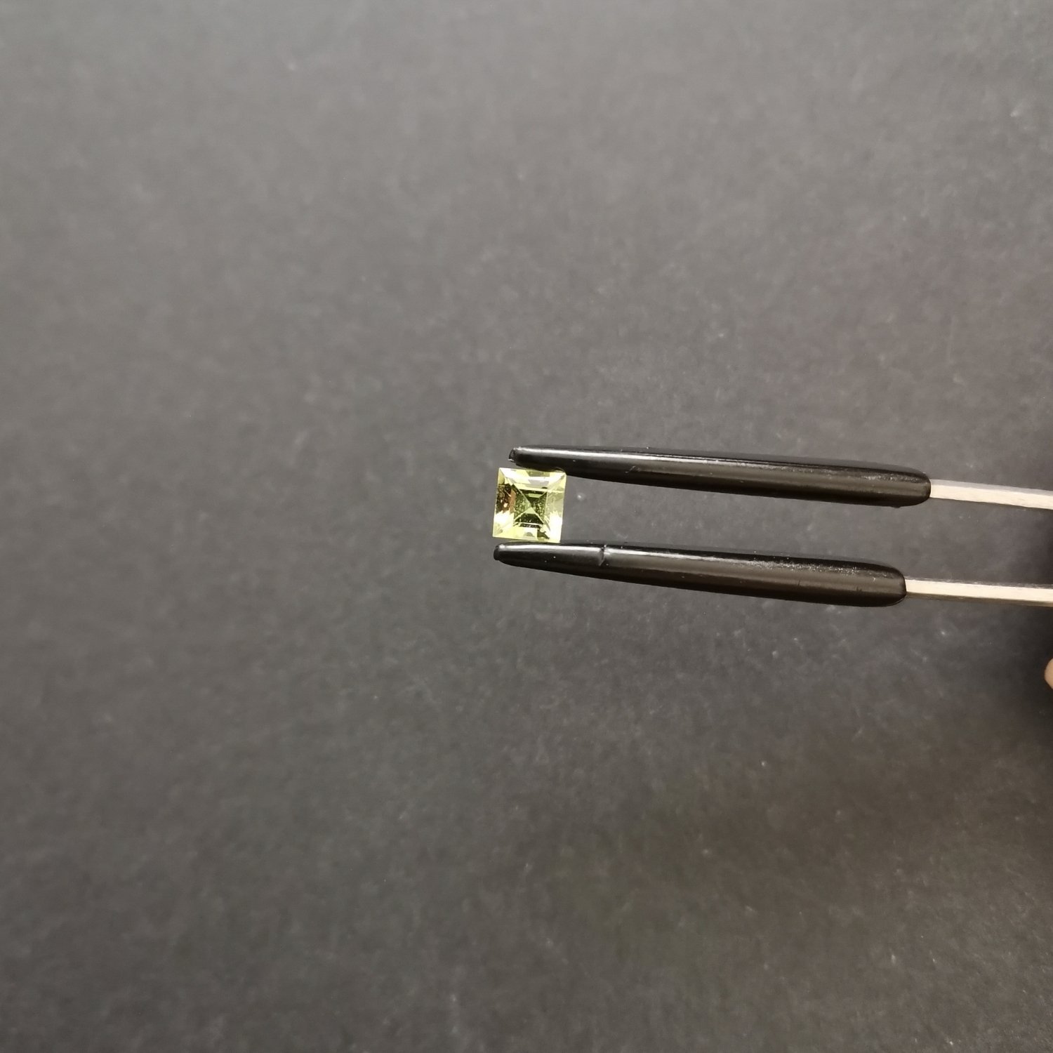 Peridot Square - 4mm - Image 2