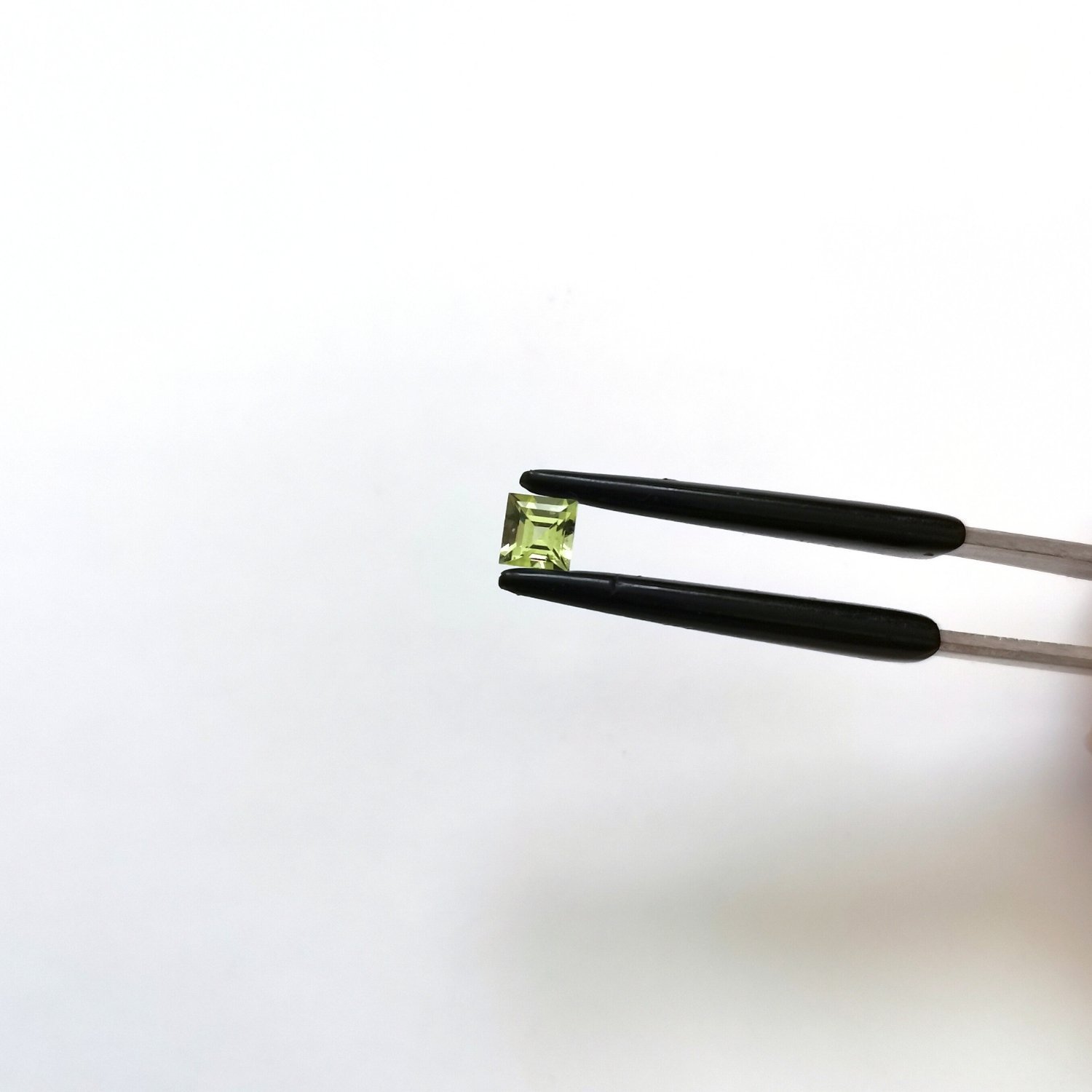 Peridot Square - 4mm