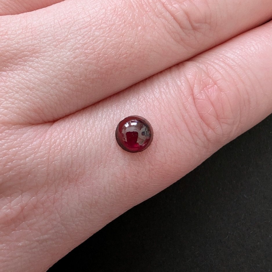 Red Almandine Garnet Round Cabochon - 6.6mm - Image 3
