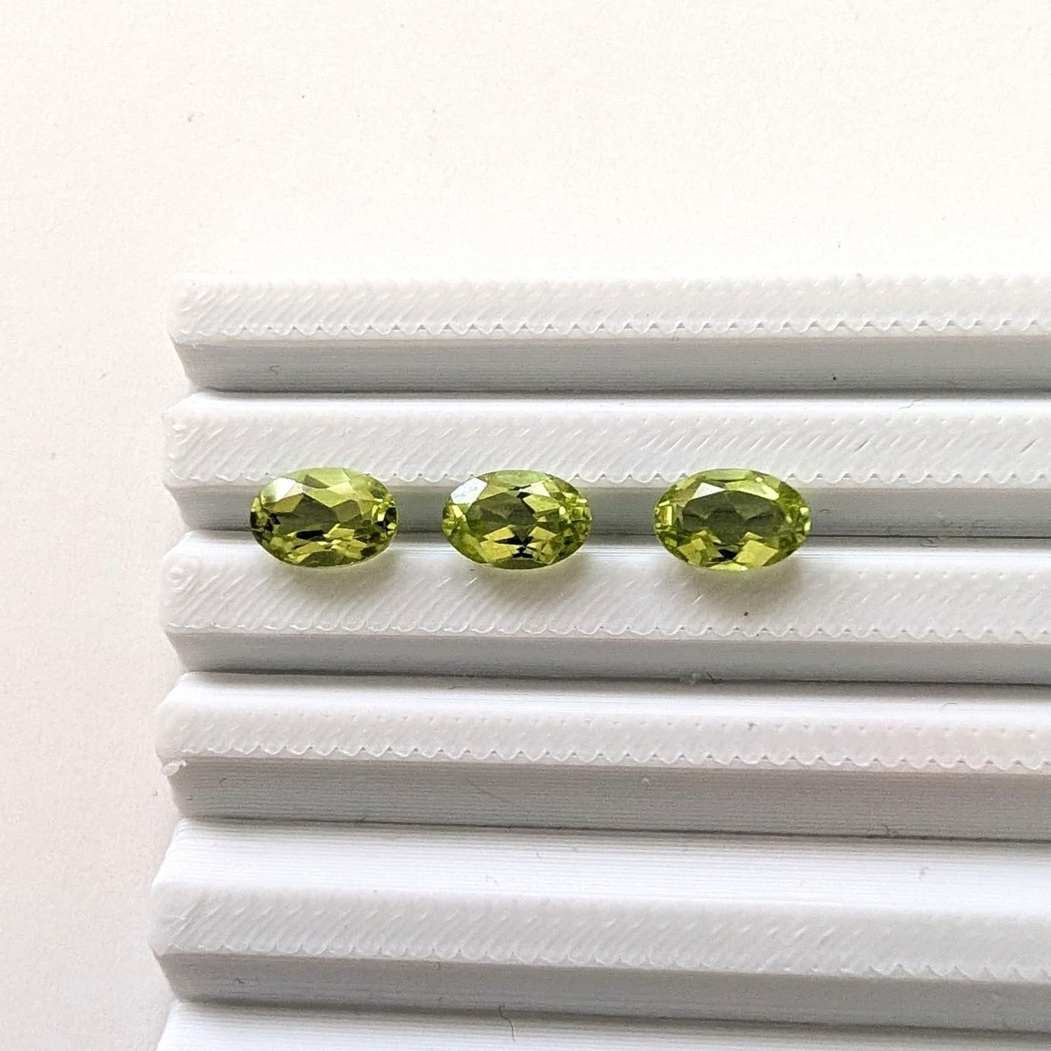 3 x Peridot Ovals - Approx. 6mm by 4mm - Image 3