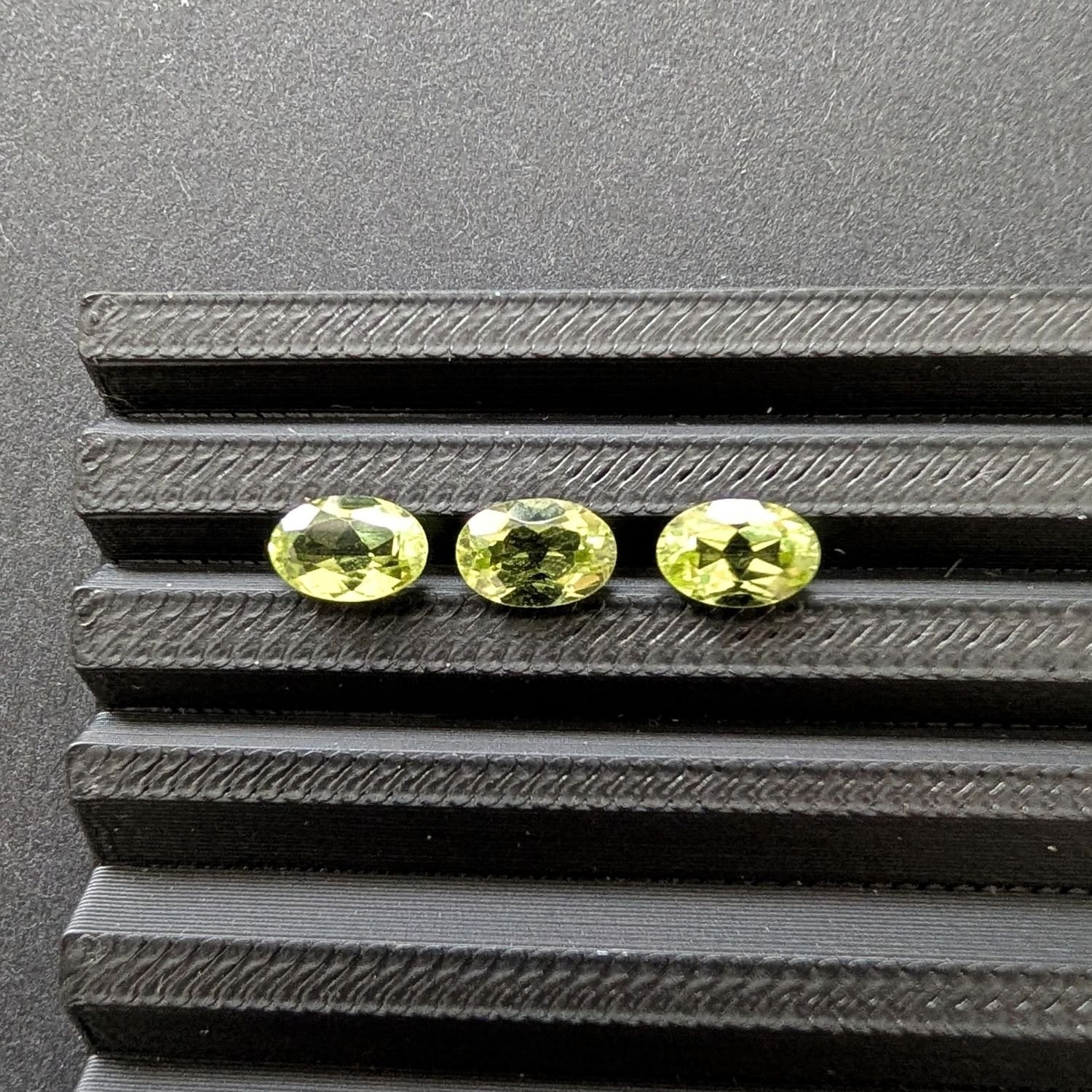 3 x Peridot Ovals - Approx. 6mm by 4mm - Image 2