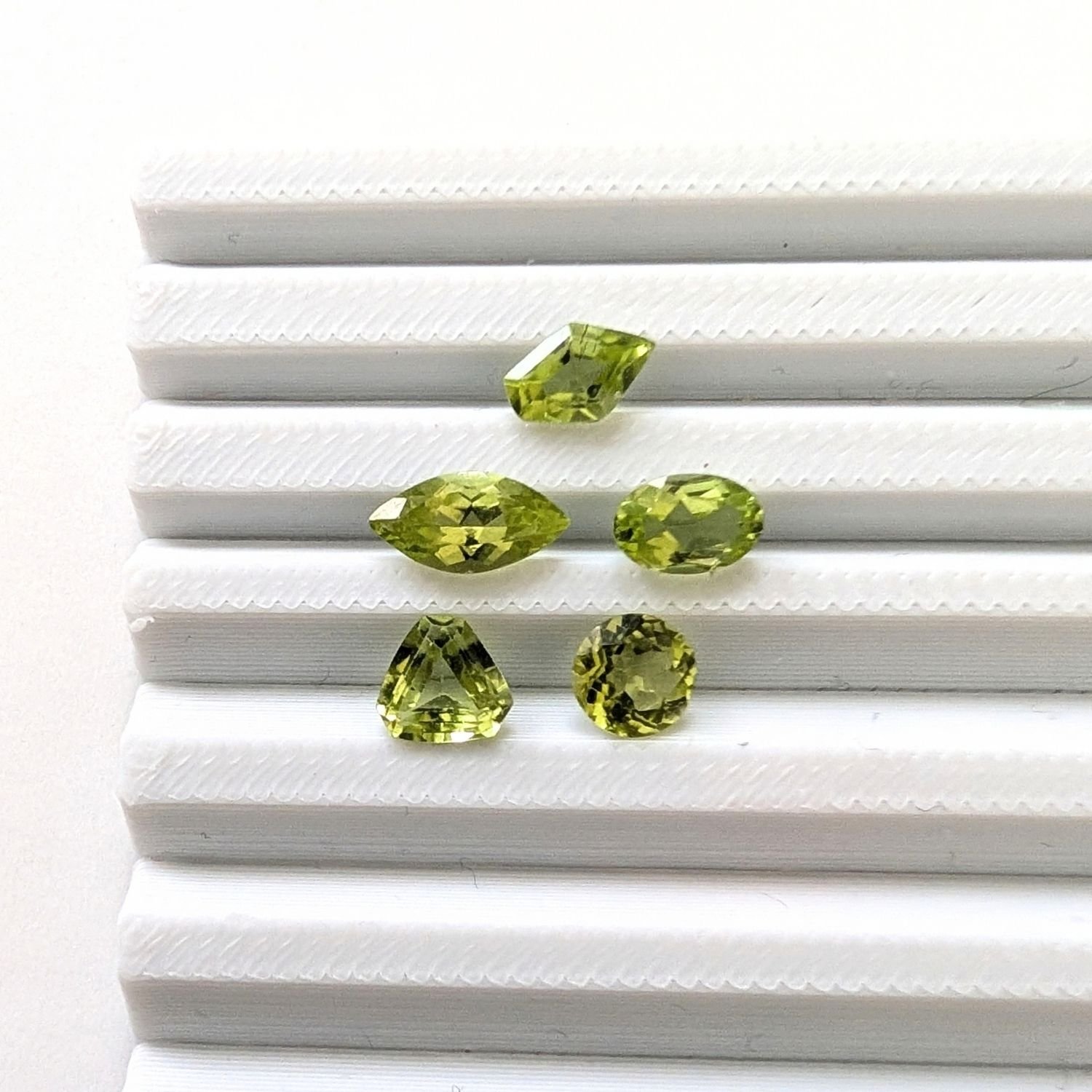 5 x Peridots - Various Shapes and Sizes - Image 3