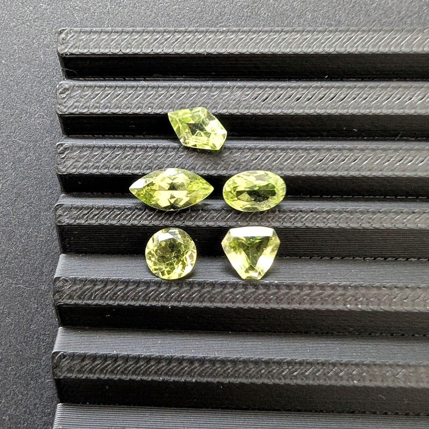 5 x Peridots - Various Shapes and Sizes - Image 2